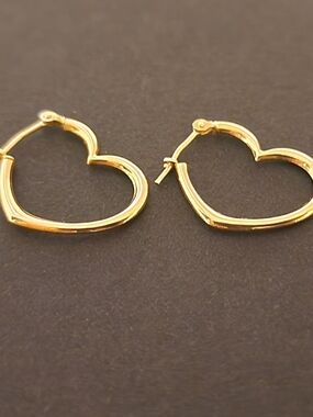 JCM Bolivia 14kt gold heart shaped hoop earrings